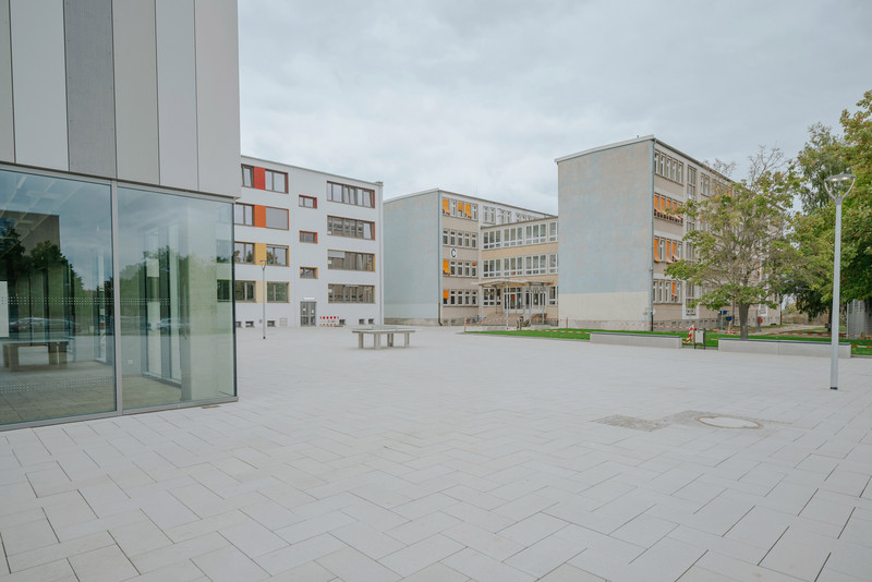 Das Bild zeigt das Editha-Gymnasium. 