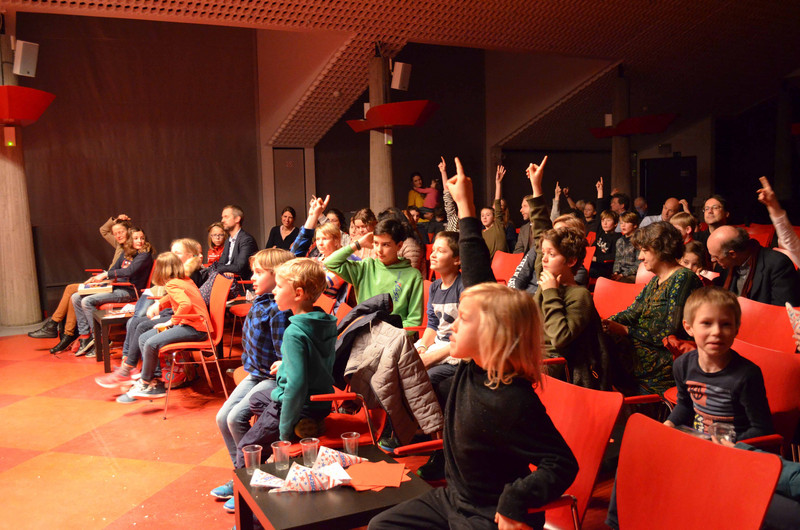 Die Kinder im Publikum melden sich bei der Quizrunde