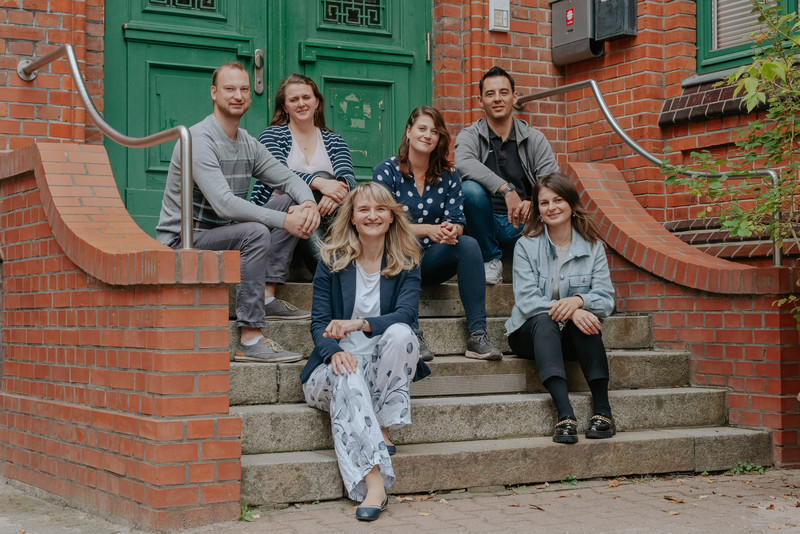 Das Foto zeigt das Team der Anlauf- und Servicestelle für die Arbeitsmarktintegration migrantischer Frauen in Sachsen-Anhalt.