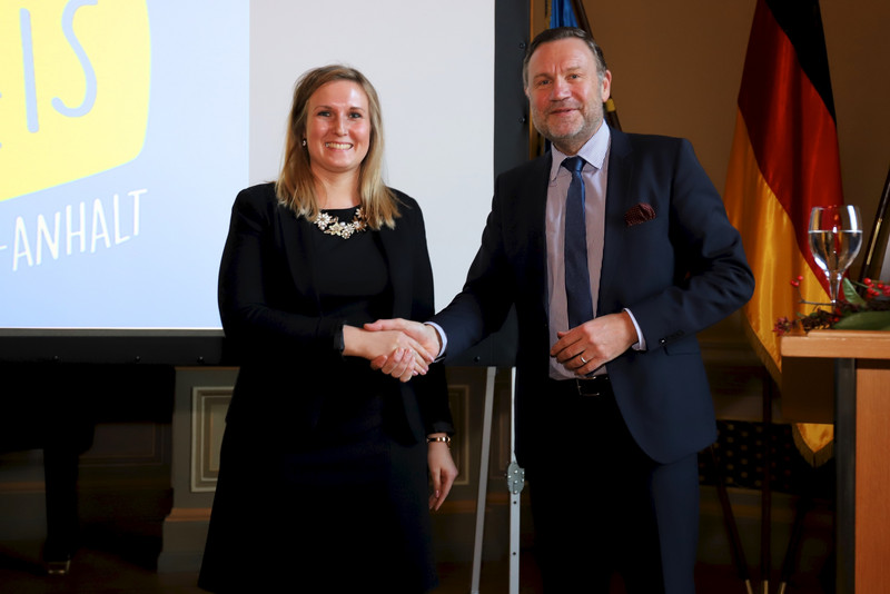 Caroline Lange mit Staatssekretär Dr. Schneider bei der Preisübergabe