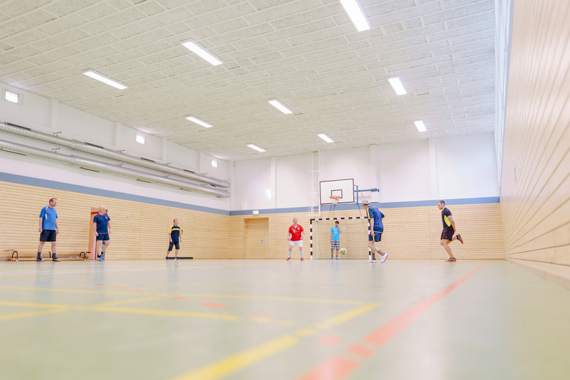 Fußballspieler in der sanierten Turnhalle Iden