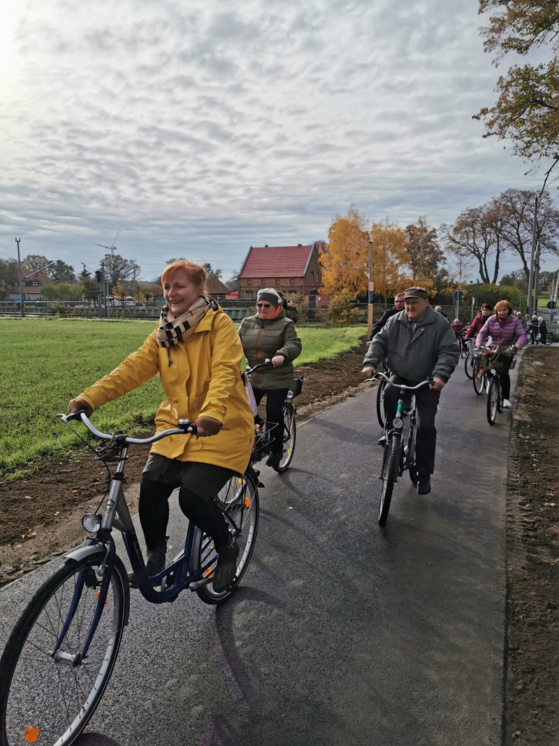 Das Foto zeigt Personen auf Fahrrädern, die den neuen Radweg entlang fahren. 