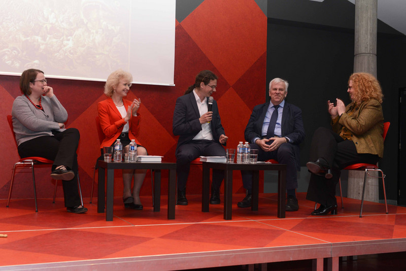 Podiumsdiskussion auf der Bühne des Großen Saales