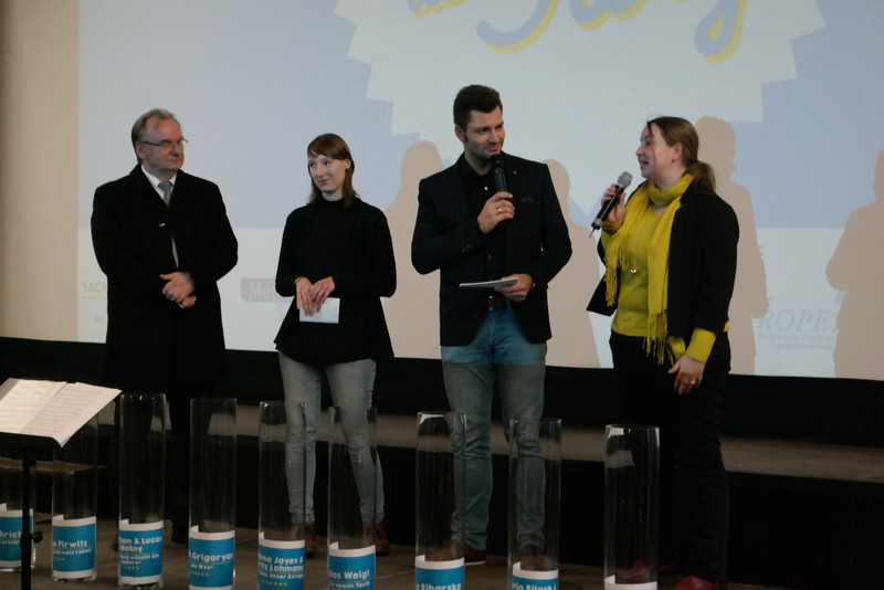 Moderator Stefan Bernschein (MDR) im interview mit Ministerpräsident Reiner Haseloff, Maike Neugebauer (GOEUROPE!) und Jurymitglied Juliane Jesse (KJR) (v.l.n.r.)/Fotonachweis: GOEUROPE!