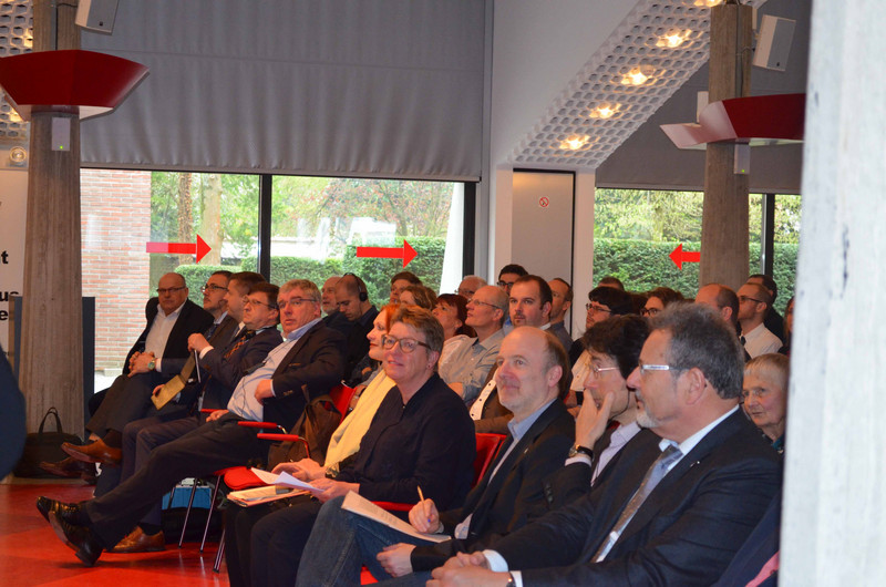 Die Teilnehmer des Vortrags sitzen im Saal der Landesvertretung