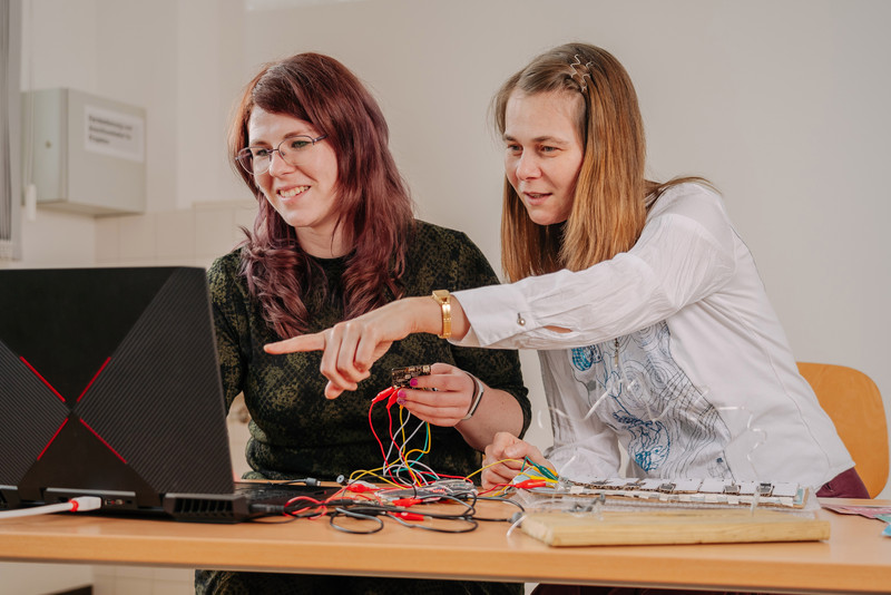 Das Bild zeigt Projektleiterin Korinna Bade und ihre Mitarbeiterin Stephanie Böhnke.