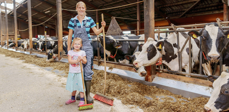 Junglandwirtin Andrea Finke und Tochter im Kuhstall