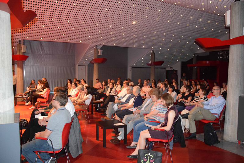 Klatschendes Publikum im Saal der Landesvertretung in Brüssel