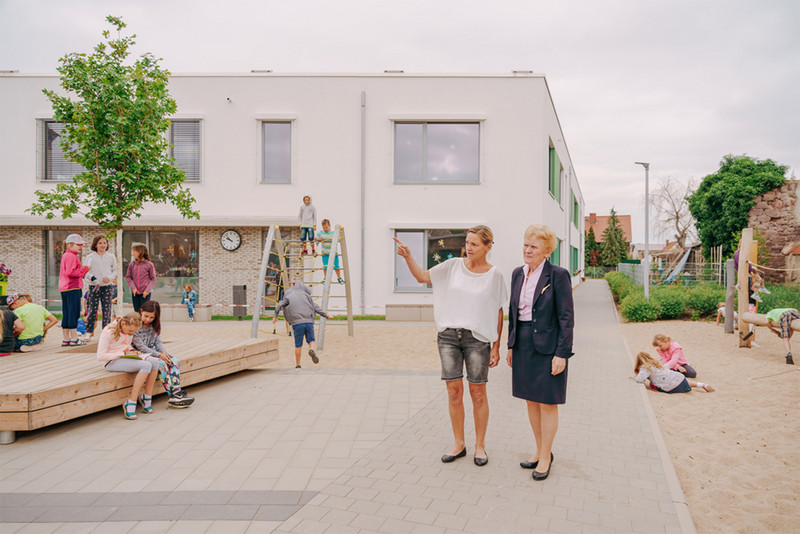 Bürgermeisterin Steffi Trittel auf dem Hof der Bördegrundschule Hermsdorf