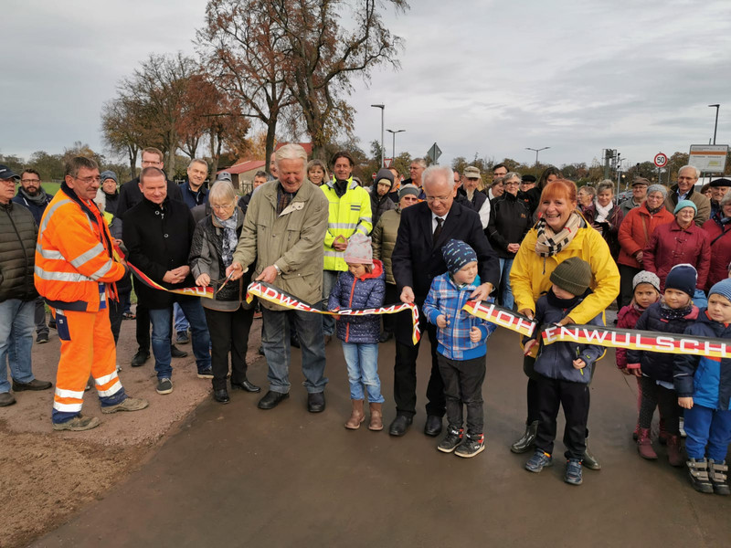 Das Foto zeigt Personen bei der Einweihung des Radweges.