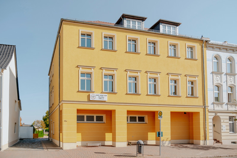 Das Bild zeigt das "Haus der Vereine", in dem sich im ersten Obergeschoss nun der moderne Trainingsraum befindet.