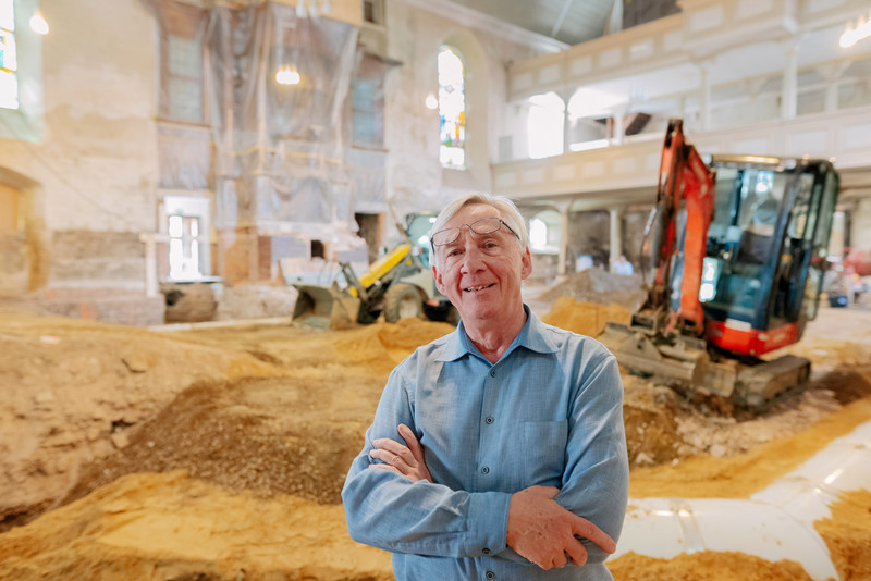 Das Fot zeigt Rainer Schulze im Innenraum der Kirche.  