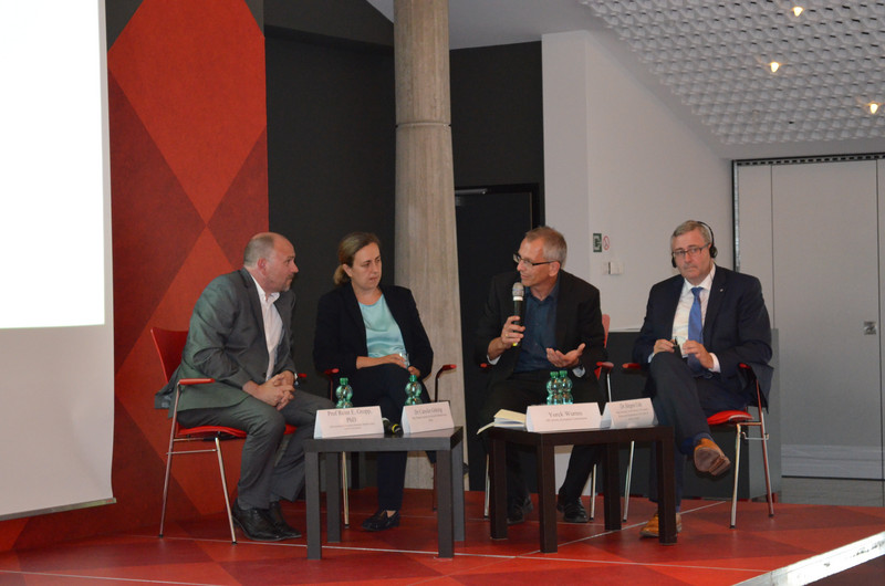 Die Vortragenden diskutieren auf dem Podium