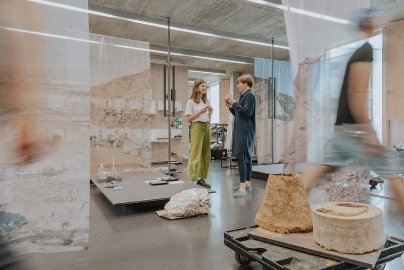 Das Foto zeigt zwei Frauen im SustainLab. 