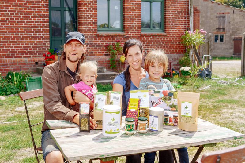 Familie Lindenberg mit den Hanfprodukten