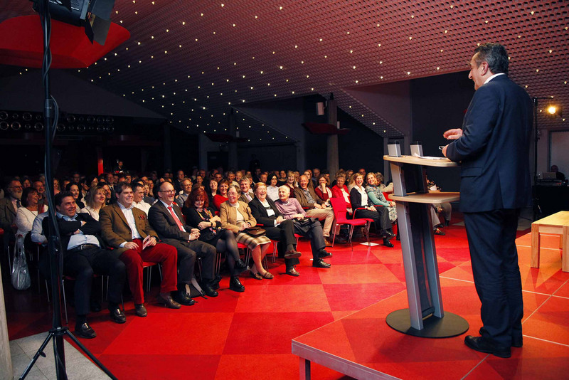 Kulturminister Dr. Gunnar Schellenberger hält einen Vortrag