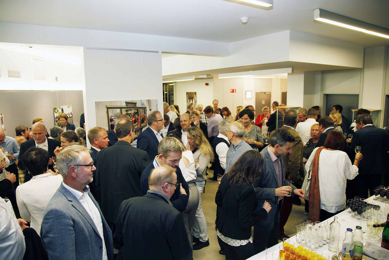 Gäste unterhalten sich angeregt im Foyer der Landesvertretung