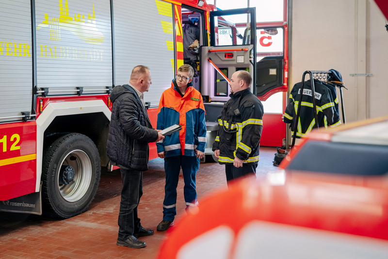 Das Foto zeigt Paul Fallaschek bei der Feuerwehr. 