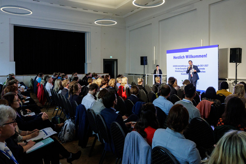 Das Bild zeigt das Publikum im Saal. 