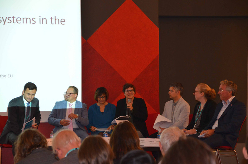 Podiumsdiskussion mit Dr. Marcin Wajda, André Mangelsdorf, Jana Hadravova, Moderatorin Pirita Lindholm, Andreu Iranzo, Dr. Delyth Morgan und Marcel Teunissen (v. links)