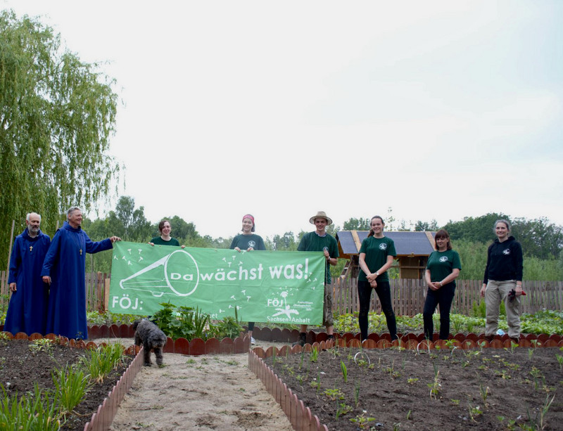 Von links nach rechts: Die Klosterbewohner, die FÖJ-Teilnehmenden sowie die beiden pädagogischen Betreuerinnen.